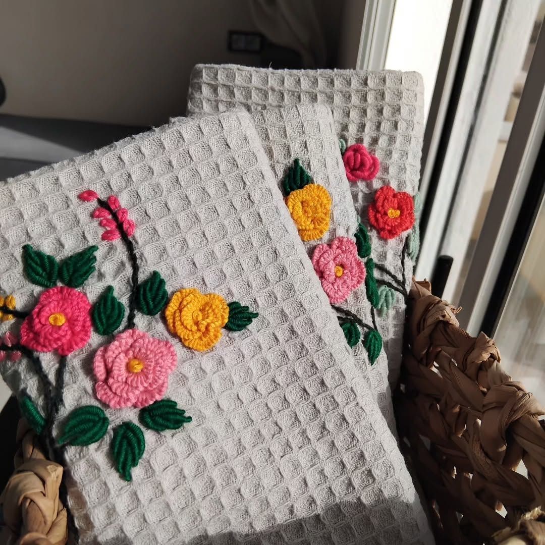 Linge en nid d'abeille brodé de fleurs au crochet, décoration Maison de l'île