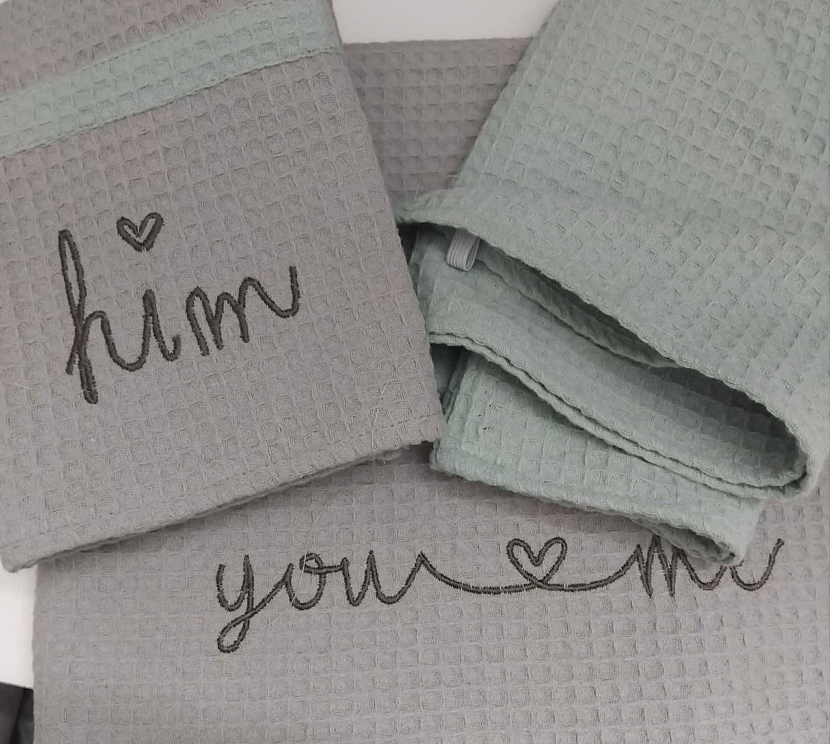 Serviettes brodées à la main &laquo; him &raquo; et &laquo; you & me &raquo;, broderie personnalisée Maison de l'île