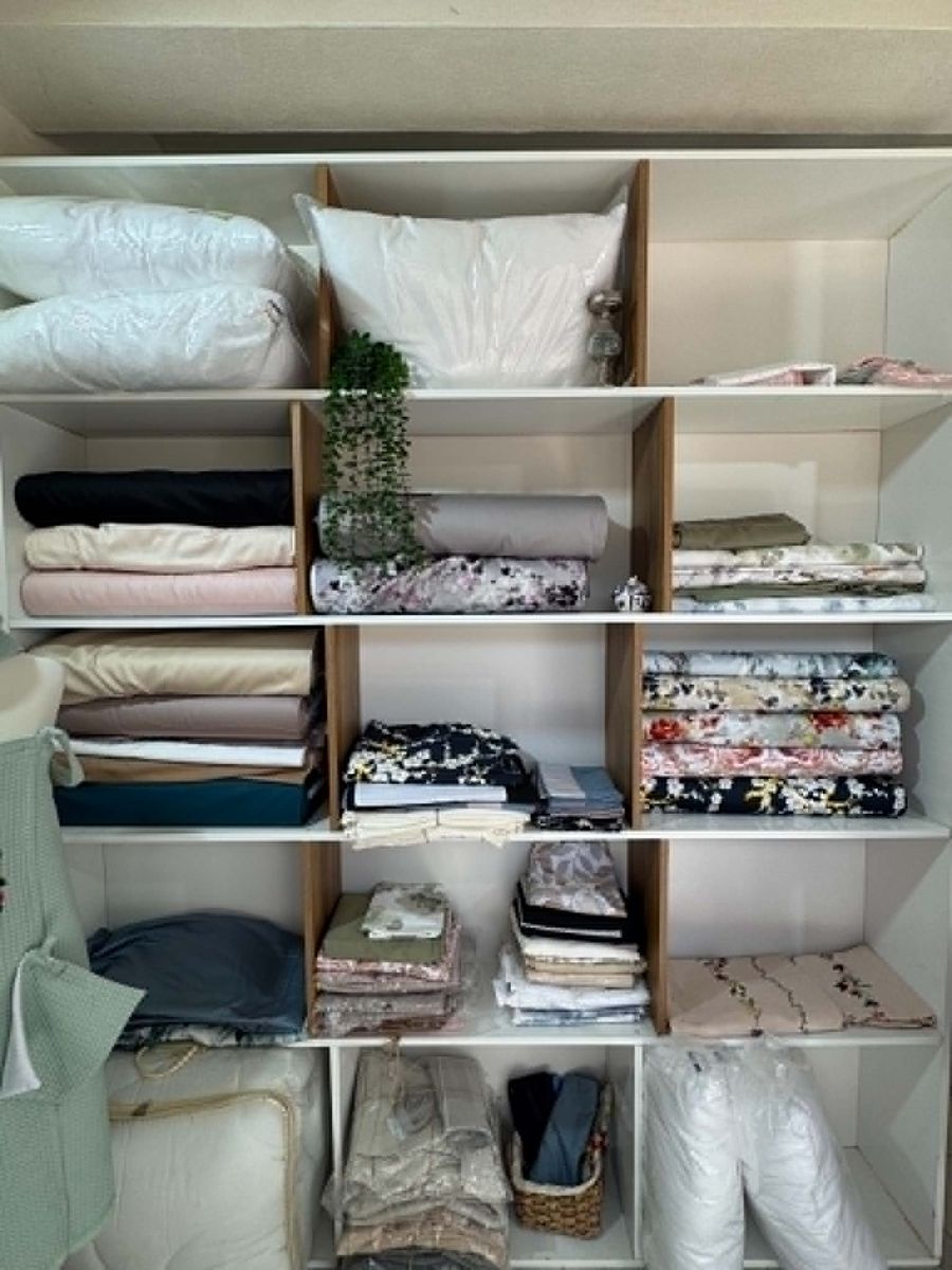 Coussins, oreillers et parures coordonnées présentés en boutique à Djerba