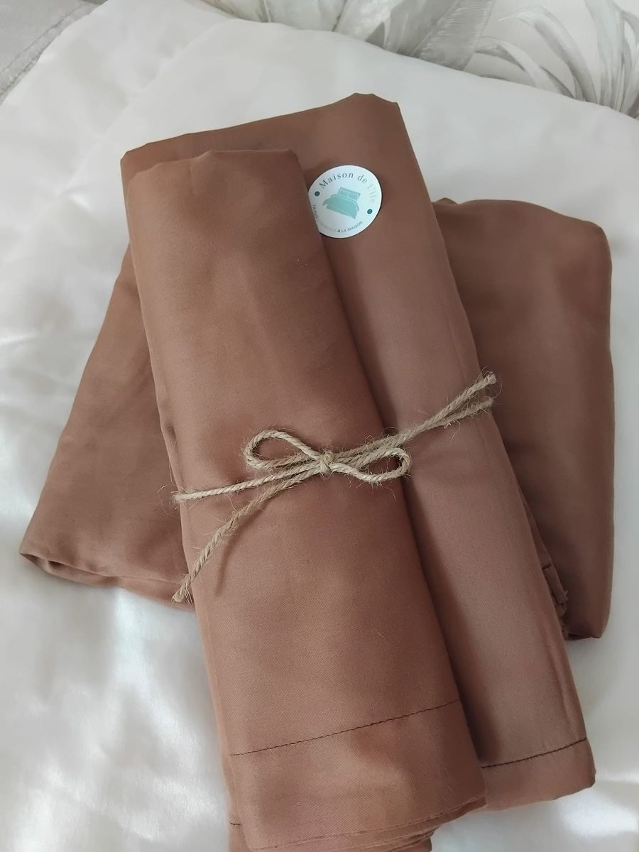 Draps en coton terracotta pliés et noués, parure de lit Maison de l'île