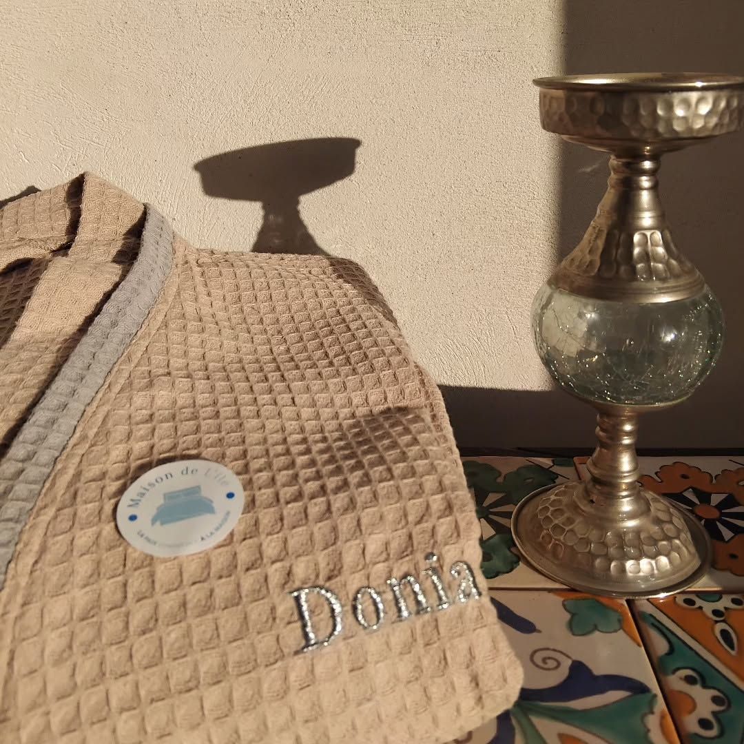 Peignoir beige personnalisé d'un prénom brodé, sur-mesure Maison de l'île