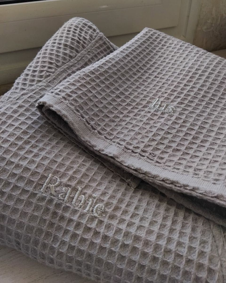 Serviettes en nid d'abeille gris brodées de prénoms, atelier Maison de l'île à Djerba