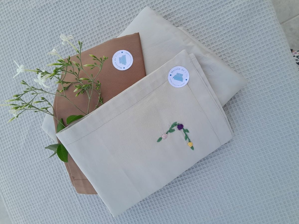 Taie d'oreiller en coton brodée à la main de petites fleurs, réalisation sur-mesure