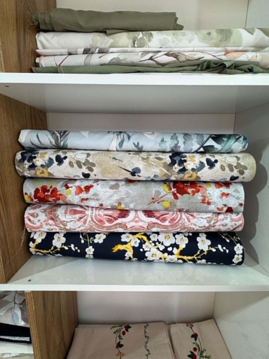 Tissus imprimés floraux pliés en rayon, choix de matières Maison de l'île